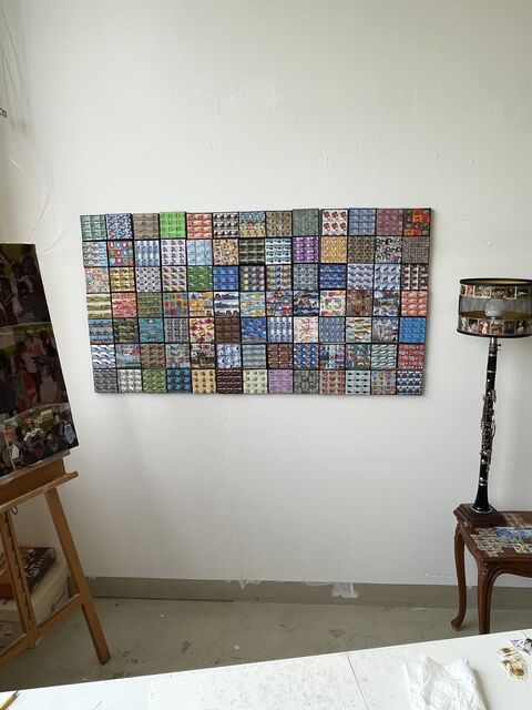 Atelierwand mit einem grossen Werk aus Briefmarken-Blöcken