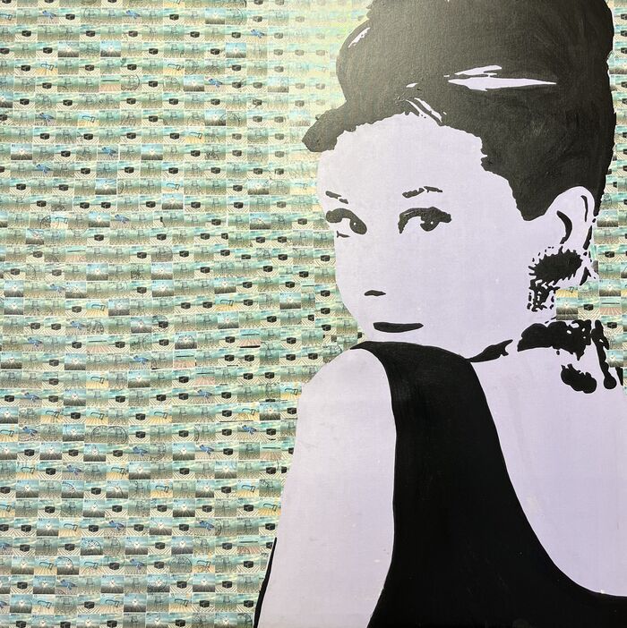 Audrey — Porträt in Schwarz und Flieder vor einem Raster türkis-grüner Briefmarken