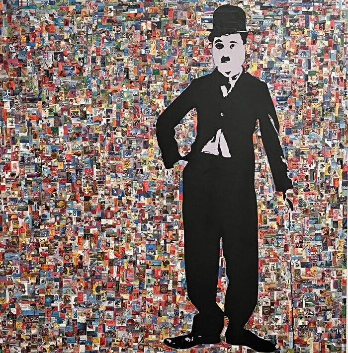 Charlies bunte Welt — schwarze Chaplin-Silhouette vor einer Fläche aus tausenden farbigen Briefmarken