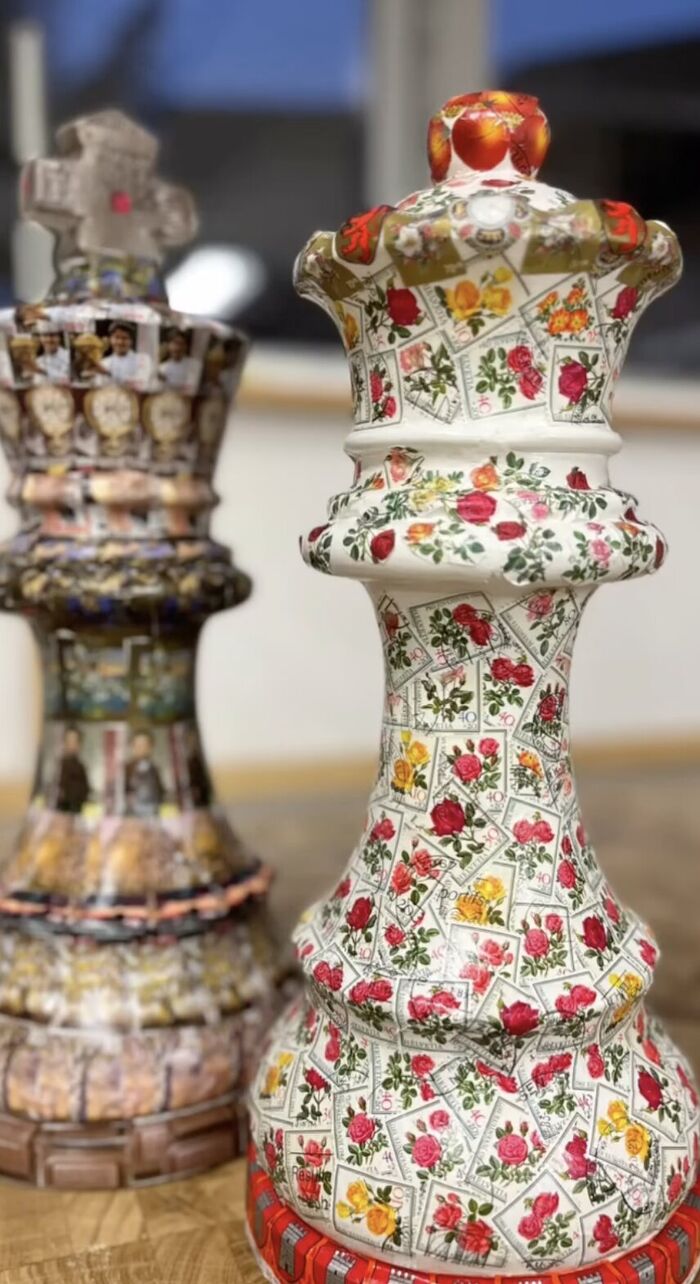 Chess — zwei Schachkönige, beklebt mit Briefmarken