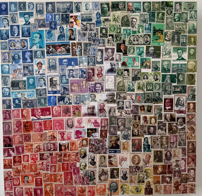 Rund um die Welt — quadratisches Bild aus hunderten Porträt-Briefmarken aus aller Welt, in Farbfeldern von Blau über Grün zu Rot und Braun